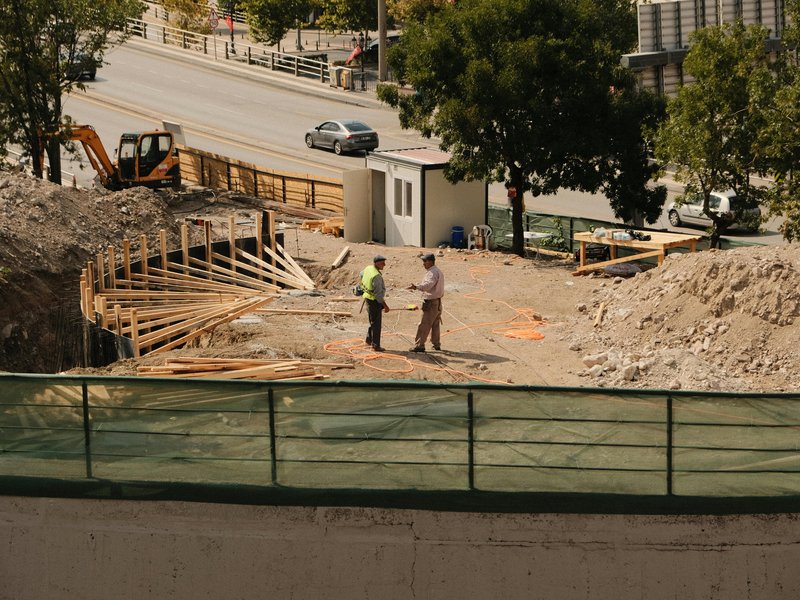 Tecnici in cantiere che discutono un progetto