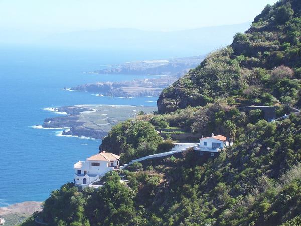 Vista di una casa canaria con protezione termica